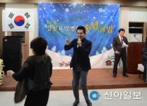 철원요양병원 송년회서 노래하는 탤런트 이영재