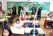 [포토] 철원군수-철원경찰서장 등굣길 차 조심하세요
