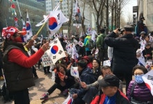 법원 앞 장외 신경전… 박근혜 구속 vs 대통령을 사저로