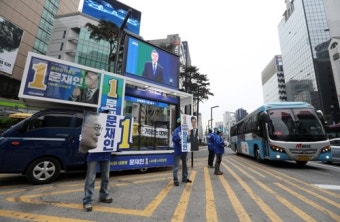 문재인 후보 유세차량, 오토바이와 충돌… 운전자 사망