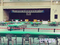 개표함 기다리는 서산시민체육관 개표장