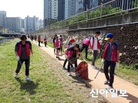 창원 마산회원구, 산호천서 EM흙 공 던지기