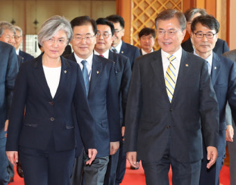 文대통령, 강경화 임명… 최초 여성 외교 장관