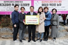 이천맘스토리 회원, 작은도서관 도서구입 성금 기탁