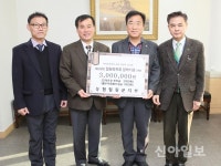 [포토] 농협철원군지부장, 인재육성·불우이웃돕기 성금 전달