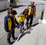 진주시 정촌면위원회, 경로당 미끄럼 방지테이프 부착 봉사