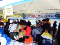 남원농기센터, 춘향제서 미꾸리 체험행사 개최