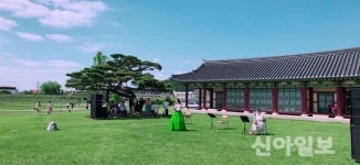 서산 해미읍성서 한 여름 뙤약볕 피하는 어르신