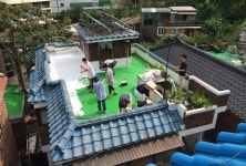 강북구 옥탑방 10곳에 무더위 식힐 쿨루프… 박원순 직접 시공