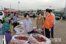 한정우 창녕군수, 임시 마늘·고추시장 방문
