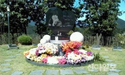 평안히 쉬소서… 故 최진실 10주기 추도식