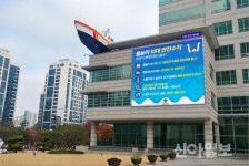 빌딩 숲 사이로 등장한 인명구조선 이색 눈길