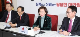 한국당 '특감반·기재부' 대여 압박수위 높여