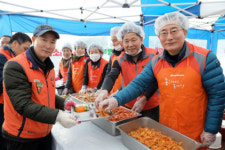 [포토] 한국타이어, 대전역 동광장서 ‘사랑의 밥차 무료 급식’ 진행