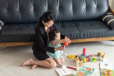 맞벌이 부부 집안일·육아 아내가 남편보다 길어