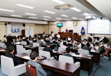 성신여자중학교, 상주시의회 의회체험 및 연주회 가져