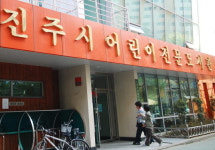 진주시립도서관 테이블 인형극 신드롬 공연