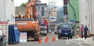 [포토] 교통흐름 방해하는 함양성심병원신축공사