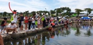 사천시, 항공테마공원 옆 사천강 수변서 시민과 함께하는 치어 방류 축제 개최