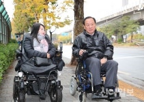 유동균 마포구청장 민생탐방… 장애인 눈높이에서 세상을 보다