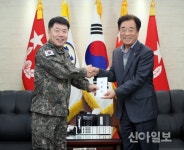 제5군단사령부(육군제6711부대) | [포토] 철원군수, 5군단장에게 장병 위문금 전달
