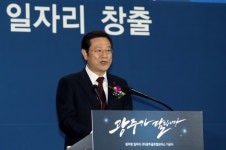 광주형 일자리 공장 착공…노·사·정 불협화음