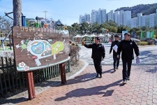 김진술 진해구청장, 반짓골 어린이공원 점검