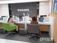 [르포] 코로나 확진자 급증에도 마스크 없이 손님 맞는 은행