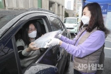 성동구, ‘드라이브 스루’로 안심하고 책 빌려요