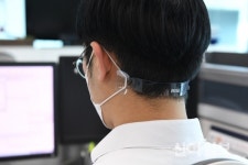 [포토] 부산은행, 마스크 귀 쓸림 방지띠 선별진료소에 배포