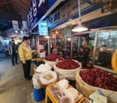 최용덕 동두천시장, 코로나19 위축 전통시장 찾아 격려