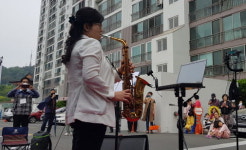 코로나19 극복 망경 한보아파트 발코니 음악회 열려