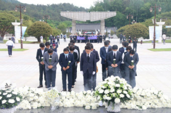 황운하 대전 중구 국회의원 당선인, 국립 5.18 민주묘역 참배