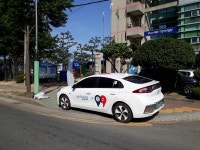 [포토] 포항시 두호동사무소 관용차, 인도에 불법주차