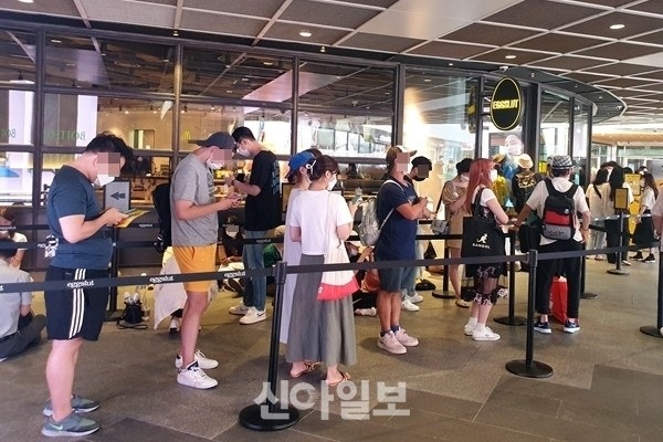 에그슬럿, 한국 1호점 오픈…아침부터 장사진 | 포토뉴스