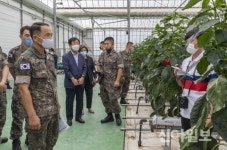 김현종 5군단장, 철원 선진농업현장 방문