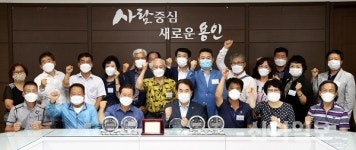 용인 도시가스 공급 7개 마을 주민들, 백군기 시장에 감사패 전달