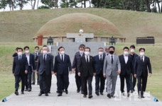 [포토] 정세균·양승조, 홍주의사총 참배