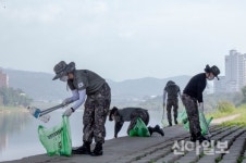육군 제11 사단, '홍천강 일원 환경정화 운동' 실시