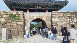 [포토] 서산, 해미읍성 찾은 방문객들 코로나19 철저