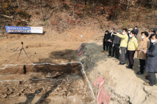 허태정 대전시장, 산내 곤룡골 유해발굴 현장 점검