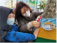 양천구 신정4동 주민자치회, ‘겨울나무 옷입히기’ 행사 진행