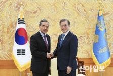 문대통령, 오늘 청와대서 中 왕이 접견… 시진핑 방한 등 논의