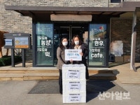 홍천사랑말한우·디와이푸드(주), 홍천군 장애인복지관에 후원품 전달
