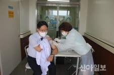 홍천아산병원 의료진 백신 접종 시작…안전한 지역위한 한 걸음