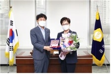 윤영희 금천구의원, 서울시 구의회의장협 지방자치 지방의정대상 수상