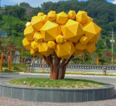 의령군 정곡면, 이병철 생가 입구에 황금나무 조형물 조성
