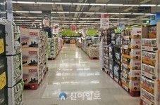 다시 고행길로…유통가, 거리두기 격상에 울상