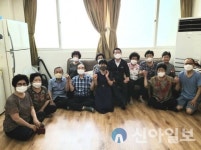 밀양시 내이동행정복지센터, 이강호 동장 경로당 방문…효자손 전달