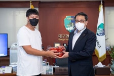 대구한의대 하니팜팀, 대추방울토마토 첫 수확물 총장·군수에게 전달